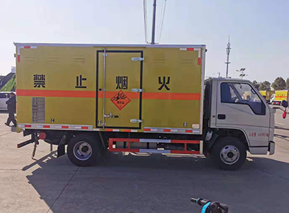 元门乡爆破器材运输车